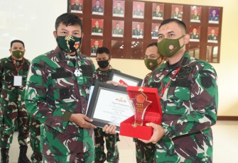 Pemberian apresiasi LKJ diserahkan langsung oleh Kasdam IV/Diponegoro Brigjen TNI Widi Prasetijono kepada Dandim 0727/Karanganyar Letkol Inf Ikhsan Agung Widyo Wibowo, S.I.P, Dandim 0715/Kendal Letkol Inf Iman Widhiarto S .T. saat rapat paripurna TMMD ke 41 TA. 2020 di Aula Makodam IV/Diponegoro. Senin (30/11/2020)