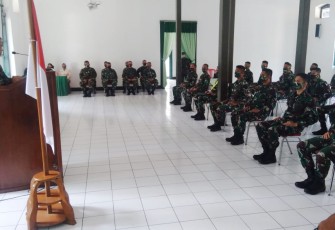 Komandan Rindam IV/Diponegoro Kolonel Inf Tarsono,S.I.P,.M.M diwakili Wadan Rindam IV/ Diponegoro Kolonel Inf Fajar menutup kegiatan Pendidikan Intensif Bahasa Inggris Level-I ALC (American language Course) di Aula Dodikjur Rindam IV/Diponegoro. Senin, (30/11). 