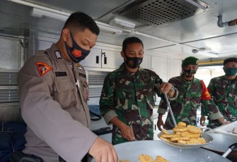 Pemerintah daerah Kabupaten Batang bersama TNI-Polri bersinergi membuka dapur umum siapkan menu untuk warga terdampak pandemi COVID-19 di Halaman belakang Mapolres Batang, Senin (30/11/2020).