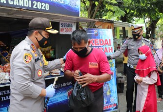 Kapolres Kendal AKBP Raphael Sandhy Cahya Priambodo melayani warga terdampak covid-19 di sekitar jalan Soekarno -  Hatta Kendal, Kamis (5/11/2020).  