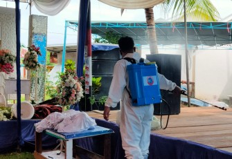 Satbrimobda Polda Bengkulu Semprot Disinfektan Sebelum Acara Resepsi Pernikahan