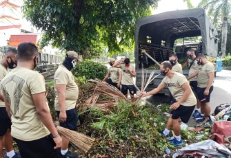 Danyonmarhanlan VIII Bitung Pimpin Kerja Bhakti Pembersihan Lingkungan Gereja
