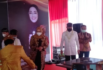 Bupati Purwakarta Anne Ratna Mustika Bersama Menpan-RB Tjahyo Kumolo Usai Berikan Sambutan (Foto: KlikWartacom)