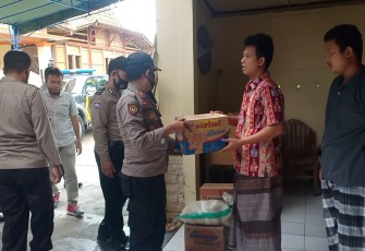 Kapolsek bersama Anggotanya melaksanakan takziah di kediaman Alm. Purn. IPDA Imam bertempat tinggal Desa Botomulyo Kecamatan Gemuh. Rabu, 2/12/2020.