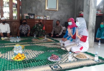 Polsek Kaliwungu melaksanakan  kegiatan Sosialisasi Penyuluhan tetang Covid-19  di Pondok Pesantren Khafidyah,  Dukuh Penjalin Rt 06 Rw 06 Desa Protomulyo, Kecamatan Kaliwungu, Kabupaten Kendal,  Jum'at 4/12/2020.