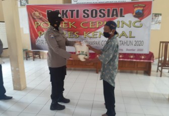 Kapolsek Cepiring  membagikan bantuan di Balaidesa Botomulyo dan Balaidesa Kaliayu Kecamatan Cepiring Kabupaten Kendal. Jum'at 4/12/2020.
