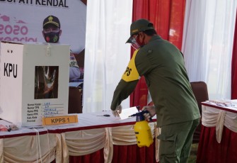 Polres Kendal melaksanakan kegiatan Simulasi Pemungutan dan Penghitungan Suara Pemilihan Bupati dan Wakil Bupati Kendal tahun 2020 di halaman Mapolres Kendal. Jum'at, 4/12/2020.