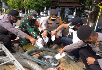 Jajaran Kepolisan Resor (Polres) Batang dan Komando Distrik Militer (Kodim) bersama Pemerintah Kabupaten (Pemkab) Batang melakukan penyemprotan disinfektan secara massal diseluruh kecamatan di kabupaten Batang sebagai upaya pencegahan penyebaran COVID-19, Jumat (4/12/2020).