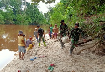 Satgas Pamtas Yonif 407/Padma Kusuma membantu pengambilan material pasir untuk pembangunan Gereja di Desa Riam Sejawak, Kecamatan Ketungau Hulu, Kabupaten Sintang Sabtu (5/12/20)