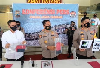 Kabidhumas Polda Jateng Kombes Pol Iskandar Fitriana Sutisna  Direskrimum Polda Jateng Kombes Pol Wihastoni dan Kapolres Tegal AKBP Muhammad Iqbal gelar perkara kasus video adzan jihad  bertempat di loby Mapolda Jateng Senin (07/12/2020)