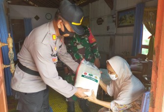 Polsek Tersono Salurkan Bantuan Beras  pada Tukang Ojek dan Warga Kurang Mampu. Kamis (17/12/2020). 