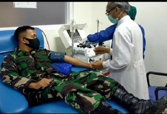 Dandim 0715/Kendal Letkol Inf Iman Widhiarto, S.T. mengirimkan anggotanya untuk melaksanakan donor plasma konvalesen. (Rabu, 30/12/2020).