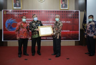 Bupati Asahan Terima Penghargaan Peduli Hak Asasi Manusia