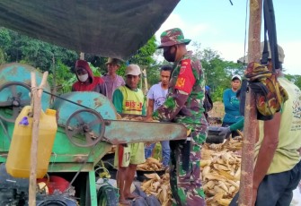 Babinsa Bersama Warga Paneng Jagung