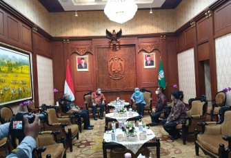 Wali Kota Surabaya Wisnu Sakti Buana Melakukan Silaturrahmi Dengan Gubernur Jatim Khofifah Indar Parawansa 
