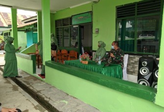 Dandim Kolonel Kav Agus Waluyo SIP Dengan Ketua Persit Cab L Dim 1417 Koorcab Rem 143 PD 14 Hasanuddin Dr Hj Susi Widiyanti Saragih SpOG MKes