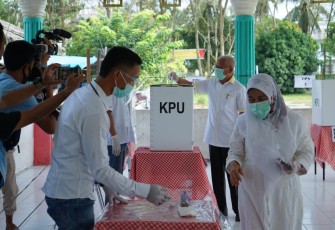 Bupati Surya Gunakan Hak Pilihnya
