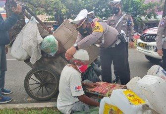Sat Lantas Polres Bengkulu Beri Bantuan Masker dan Sembako Kepada Pemulung