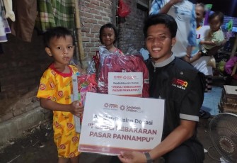 Bahagianya Reza dan Belasan Anak Lainnya Saat Terima Bingkisan Sekolah
