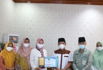 Wakil Wali Kota Bengkulu Dedy Wahyudi Saat Memberikan Reward Kepada Chairunnisa Al Ghafiqi