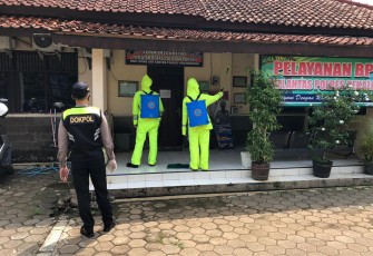 Polres Pekalongan  melakukan  penyemprotan disinfektan di semua ruangan pelayanan termasuk juga ruang tahanan
