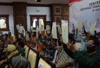 Dandim Batang Letkol Arh. Yan Eka Putra turut hadir dalam acara Penyerahan Sertifikat Tanah Secara Virtual oleh Presiden Republik Indonesia di Aula Pendopo Kabupaten Batang, Selasa (5/1/2021)