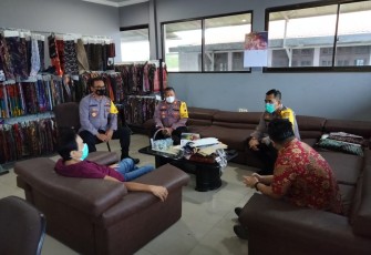 Kunjungan Kapolres Pekalongan Kota di kediaman Bpk Yanto Jl Ahmad Yani Kec Pekalongan Timur guna mempererat tali silaturahmi bersama para tokoh ulama / Tokoh Masyarakat Selasa, (5/1/2021)