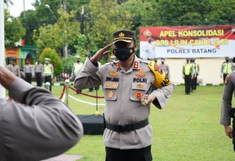 Kapolres Batang AKBP Edwin Louis Sengka SIK MSi Memimpin Apel Konsolidasi berakhirnya Operasi Lilin Candi 2020 di Halaman Mapolres Batang