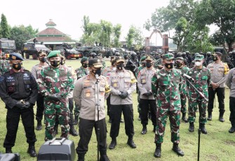 Danrem 074/Warastratama Kolonel Inf Rano Tilaar mengikuti Latihan Gabungan TNI Polri Se Solo Raya Kamis (7/1/2021).