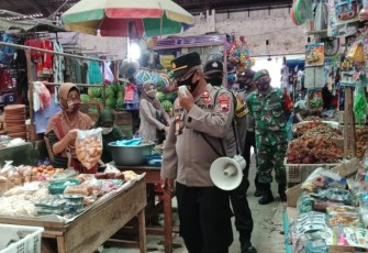 Aparat kepolisian di Kabupaten Pekalongan Mendatangi Pasar Tradisional Dengan Menggunakan Pengeras Suara Mengajak Pedagang dan Pengunjung Pasar Untuk Tetap Mematuhi Protokol Kesehatan