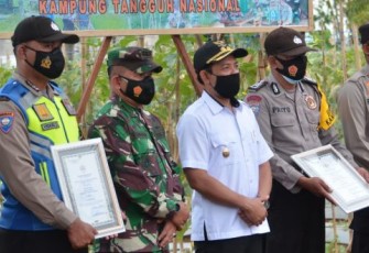 Wakil Wali Kota Bengkulu Dedy Wahyudi Bersama Kapolres dan Dandim Kota Bengkulu Saat Menghadiri Panen Raya Buah Melon di Kecamatan Muara Bangkahulu