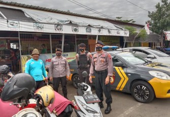Petugas gabungan Polres Pekalongan Kota Dalam Kegiatannya Menyisir Pertokoan dan Rumah Makan 