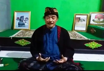 Gus Nuril Saat Memberikan Keterangan Kepada Awak Media di Ponpes Sokotunggal