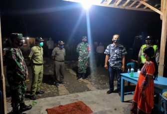 Satgas Penanganan Covid-19 Kecamatan Juwangi yang terdiri dari anggota Koramil 19/Juwangi, Polsek Juwangi dan Kecamatan Juwangi melaksanakan kegiatan pembubaran acara hajatan ngunduh mantu dirumah ibu Martini Dukuh Jerukan RT 008/002 Kecamatan Juwangi, Kabupaten Boyolali, Jumat malam (15/01).