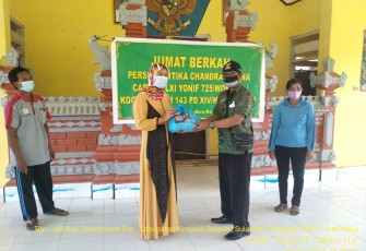Ringankan Beban Masyarakat, Persit KCK Cab LXI Yonif 725 Berbagi Dimasa Pandemi