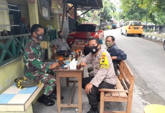 Babinsa Kelurahan Manahan Koramil 02 Banjarsari Kodim 0735 Surakarta Serka Saring dan Serda Supriyadi bersama Bhabinkamtibmas Bripka Erki Setiawan melaksanakan Komunikasi Sosial (Komsos) dengan Ketua RW 01 Joko dan warga masyarakat di RT 03 RW 01 Kampung Gondang Kelurahan Manahan Kecamatan Banjarsari Kota Surakarta