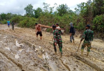 Satgas Pamtas RI-MLY Yonif 407/PK Bersama Warga Perbaiki Jalan Yang Rusak dan Licin Karna Hujan