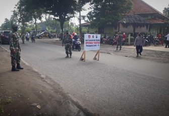 Tim Satgas Covid-19 Desa Simo Bersama anggota Koramil 12/Simo dan Polsek Simo Melaksanakan Operasi Pembatasan Pergerakan Kegiatan Masyarakat (PPKM)