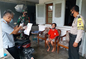 Babinsa Kelurahan Sewu Koramil 04/Jebres Kodim 0735 Surakarta Sertu Suparno bersinergi dengan Bhabinkamtibmas membantu petugas PT Pos Indonesia membagikan BST kepada Lansia di wilayah Kelurahan Sewu