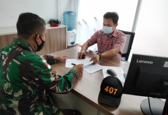 Babinsa Kelurahan Kemlayan Koramil 03 Serengan Kodim 0735 Surakarta Serka A. Rumbawa dan Koptu Catur Handoko bersama Lurah dan ketua RW kelurahan kemlayan melaksanakan Evaluasi sistem Jogo tonggo bertempat di kantor Kelurahan Kemlayan Kecamatan Serengan, (22/01)