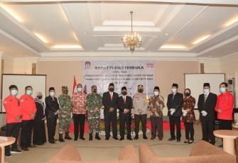 Dandim 0724/Boyolali Letkol Inf Aris Prasetyo, S.I.P., M.I.P. foto bersama Kapolres Boyolali AKBP Morry Ermond dan Komunikasi Pimpinan Daerah (Forkopimda) Kabupaten Boyolali serta Ketua DPC PDIP Boyolali S. Paryanto saat menghadiri rapat pleno terbuka penetapan pasangan calon Bupati dan Wakil Bupati Boyolali bertempat di Al Azhar Azhima Hotel Resort and Convention . Embarkasi H. No.24, Ngemplak, Gagaksipat, , Kamis Sore (21/01).