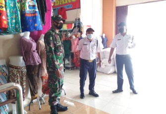 Babinsa Kelurahan Gajahan Kodim 0735/Surakarta Sertu Dwi Santoso bersinergi dengan Linmas dan Scurity Pasar selalu melakukan upaya dalam mencegah penyebaran Covid 19 di wilayah binaannya tempat kerumunan di Pasar Klewer Kelurahan Gajahan Kecamatan Pasar Kliwon, Jum'at (22/1/2021)