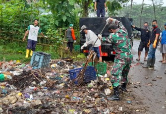 Babinsa Kelurahan Sangkrah Koramil 05/Pasarkliwon Kodim 0735 Surakarta Serda Eko melaksanakan Kerja Bakti/Gotong Royong Bersama Warga RT 01/01 Kelurahan Sangkrah, Jum'at (22/01/2021).