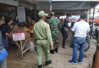 Babinsa Kelurahan Setabelan Koramil 02/Banjarsari Kodim 0735/Surakarta Serda Syukur dan Serda Narmin Bersama dengan Satpam pasar dan Linmas  selalu melakukan upaya dalam mencegah penyebaran Covid 19 di wilayah terutama tempat-tempat berkerumun warga seperti di pasar tradisional kali ini, Jumat (22/01/2021)