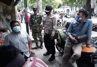 Babinsa Koramil 03 Serengan Sertu Harnawan bersama Polsek Serengan dan Linmas melaksanakan Pemberlakuan Pembatasan Kegiatan Masyarakat ( PPKM ) di Sepanjang Jl.Yos Sudarso Kelurahan Danukusuman Kecamatan Serengan Kota Surakarta, (22/01) 
