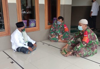 Babinsa Kelurahan Tipes Koramil 03/Serengan, Kodim 0735/Surakarta Sertu Sarmin terus melakukan PPKM guna untuk penegakan disiplin protokol kesehatan Covid -19 dengan melaksanakan pengawasan disetiap kegiatan wilayah binaan, (22/01) 