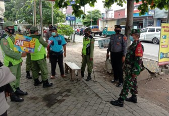 Babinsa Kelurahan Serengan Koramil 03/Serengan Kodim 0735 Surakarta Serka Aris Sulistiyono bersama Polsek dan Linmas melaksanakan  pengecekan tentang penerapan PPKM yang bertempat di Pertokoan Jl. Yos Sudarso Danukusuman dan Jl. Veteran Kelurahan Serengan Kec Serengan Kota Surakarta, (23/01) 