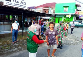 Anggota Koramil 13/Nogosari Kodim 0724/Boyolali yang dipimpin oleh Pelda Suyatno Bersama anggota Polsek Nogosari dan anggota Puskesmas serta anggota Satpol PP Nogosari menggelar Operasi Yustisi di Perempatan Pasar Nogosari, Kabuaten Boyolali. Sabtu (23/01).