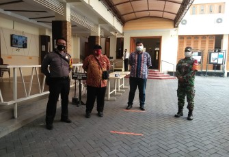 Sertu Rohmad Babinsa Koramil 03 Serengan Kodim 0735 Surakarta melaksanakan pengamanan dan pengecekan Protokol Covid-19 dalam rangka PPKM pada Jemaat yang sedang melaksanakan Kebaktian Mingguan