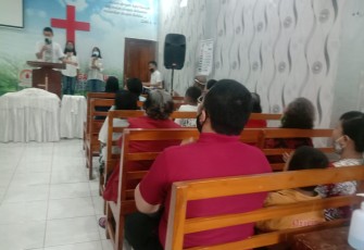 Babinsa Kelurahan Serengan Koramil 03 Serengan Kodim 0735 Surakarta Sertu E Lau We  bersama Penjaga Gereja melaksanakan  pengamanan Ibadah  sekaligus mengecek PPKM di Gereja GKKI Imanuel, (24/01)